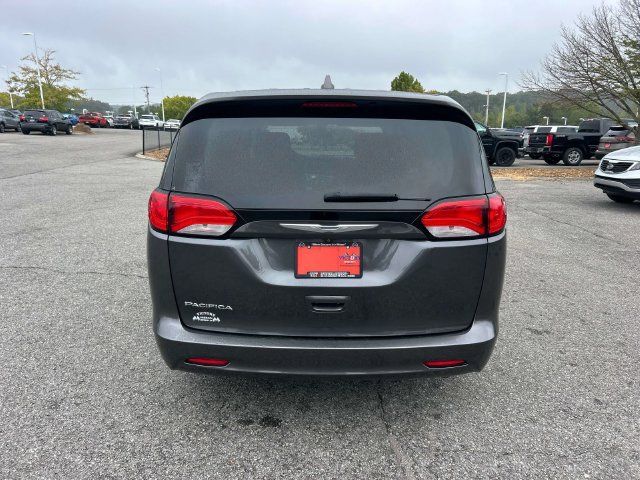 Used 2017 Chrysler Pacifica LX FWD image 4