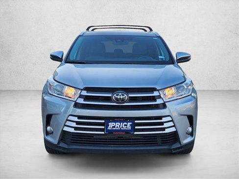Used 2018 Toyota Highlander XLE image 2