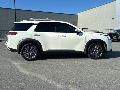 Used 2024 Nissan Pathfinder SL w/ SL Premium Package FWD image 4