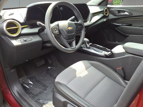 Used 2025 Chevrolet Trax LT FWD image 10