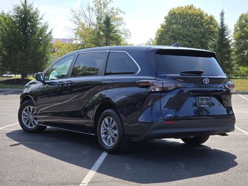 Used 2024 Toyota Sienna LE AWD/4WD image 19