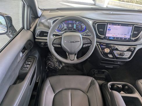New 2026 Chrysler Pacifica Select image 17