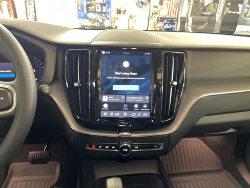 Certified 2024 Volvo XC60 B5 Core w/ Climate Package AWD/4WD image 19