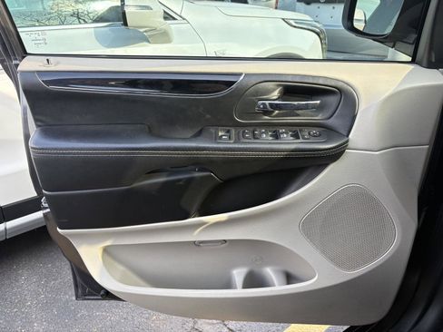 Used 2020 Dodge Grand Caravan SXT image 3