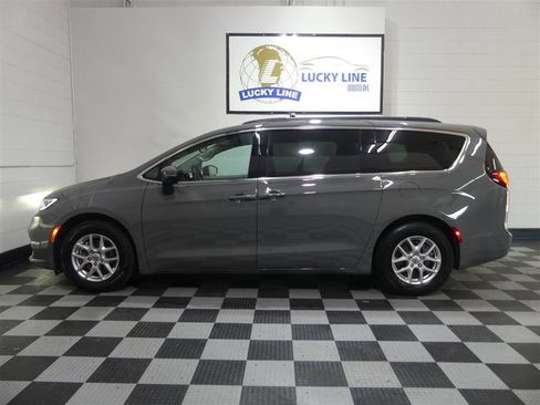 Used 2023 Chrysler Pacifica Touring-L FWD image 7