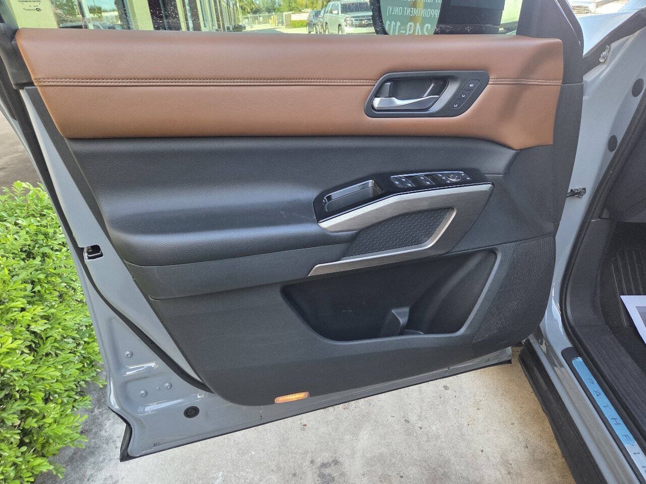 Used 2022 Nissan Pathfinder Platinum w/ Cargo Package FWD image 8