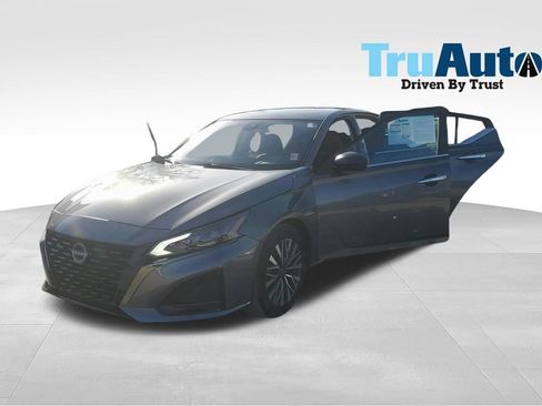 Used 2025 Nissan Altima 2.5 SV FWD image 10