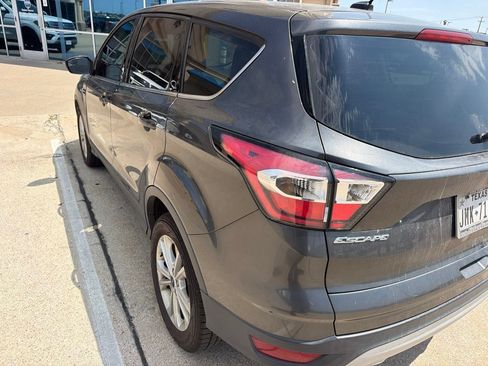 Used 2017 Ford Escape SE FWD image 2