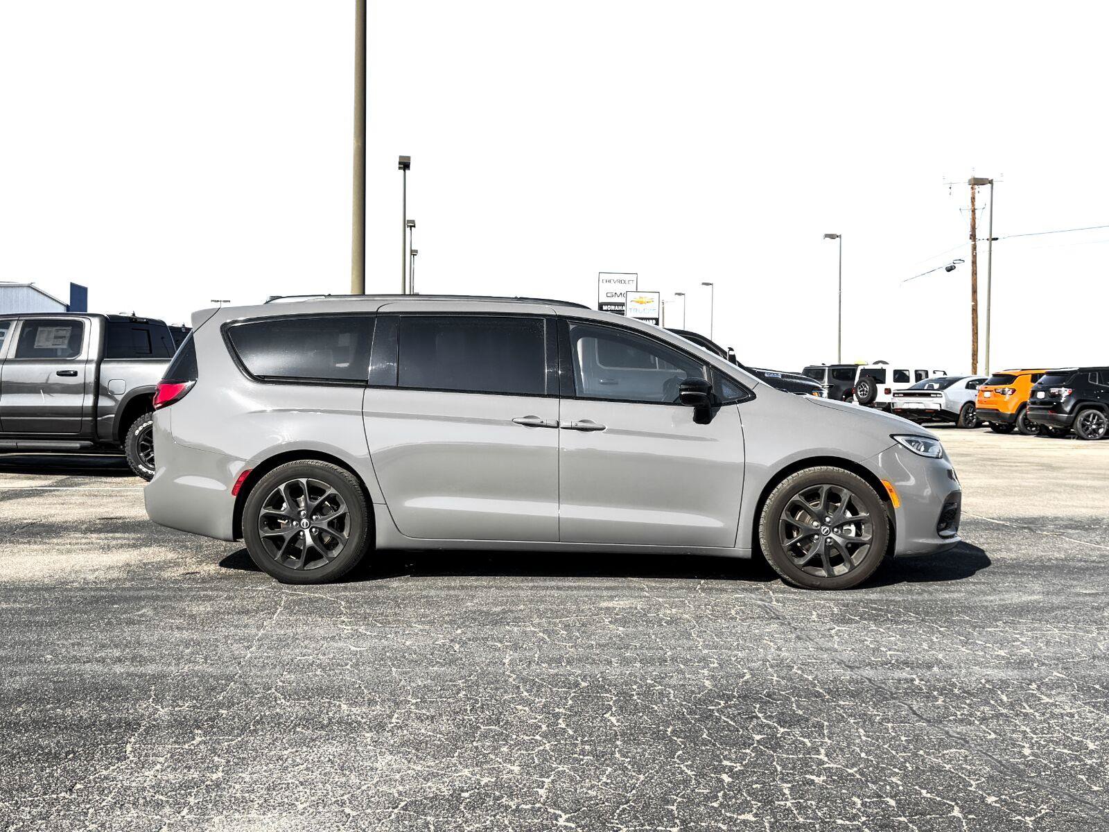 Used 2025 Chrysler Pacifica Limited FWD image 8