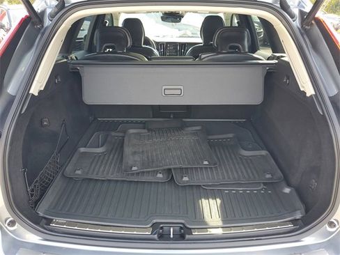 Used 2020 Volvo XC60 T5 Momentum image 11