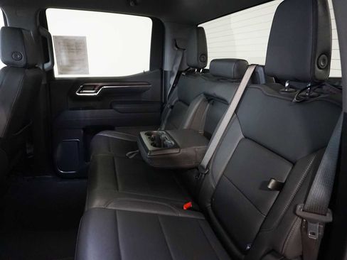 Certified 2025 GMC Sierra 1500 SLT image 17