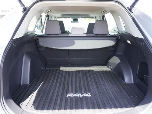Used 2022 Toyota RAV4 XLE w/ Convenience Package FWD image 11