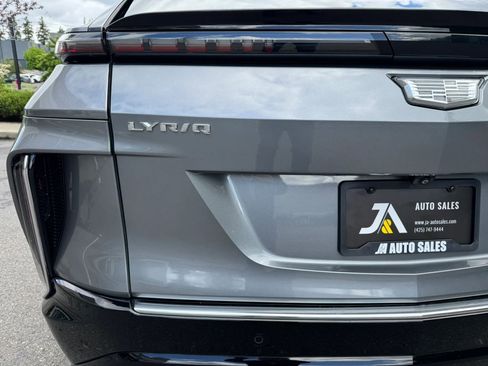 Used 2023 Cadillac Lyriq AWD image 15