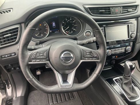 Used 2018 Nissan Rogue SV w/ Premium Package image 18