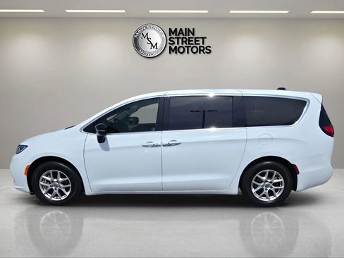 Used 2024 Chrysler Pacifica Touring-L FWD image 2