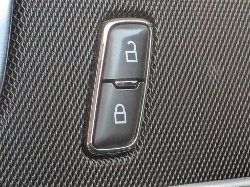 Used 2020 Ford Explorer XLT image 28