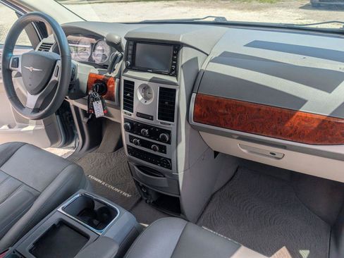 Used 2008 Chrysler Town & Country Touring FWD image 16