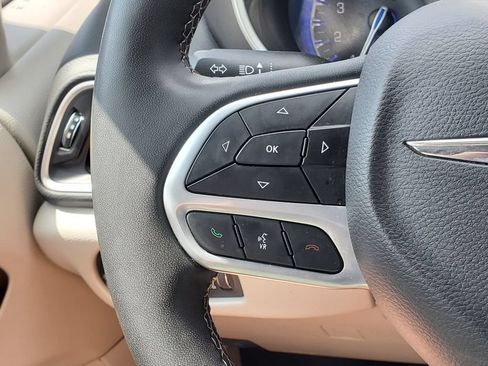 Used 2024 Chrysler Pacifica Touring-L FWD image 14