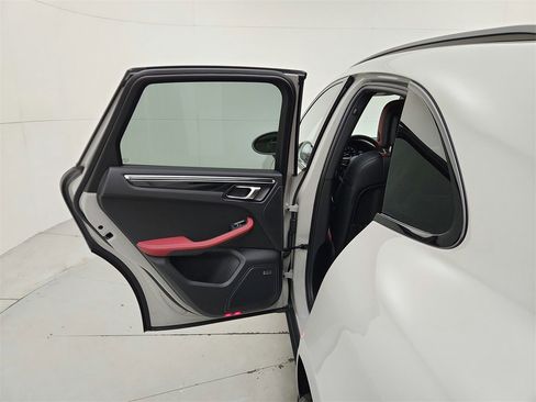 Used 2025 Porsche Macan image 18