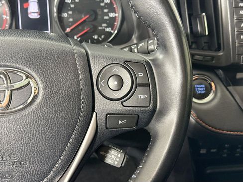 Used 2018 Toyota RAV4 SE image 18