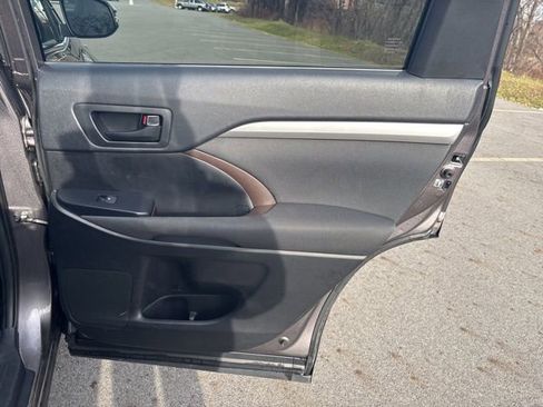 Used 2019 Toyota Highlander LE image 13