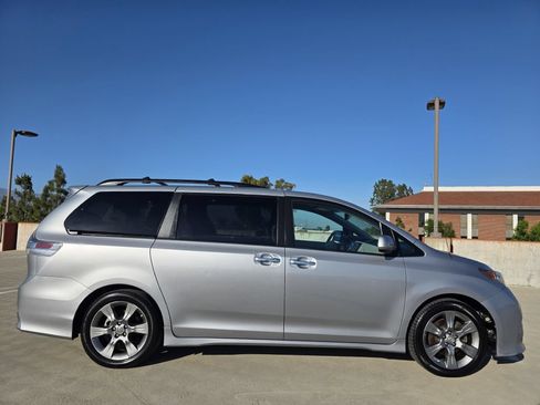 Used 2014 Toyota Sienna SE FWD image 6