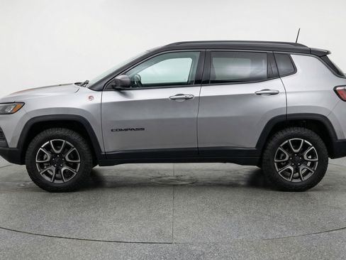 Used 2025 Jeep Compass Trailhawk image 5