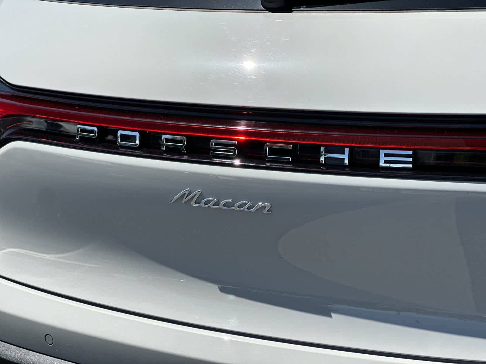 Certified 2025 Porsche Macan AWD/4WD image 31