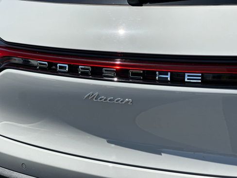 Certified 2025 Porsche Macan AWD/4WD image 31