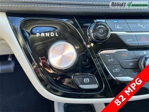 Certified 2024 Chrysler Pacifica Select image 22