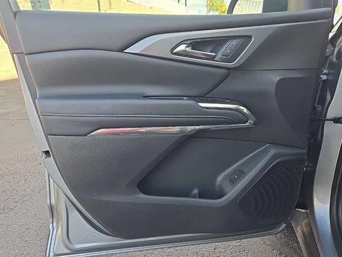 Used 2025 Chevrolet Traverse LT FWD image 11