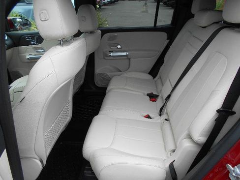Used 2024 Mercedes-Benz GLB 250 4MATIC image 7