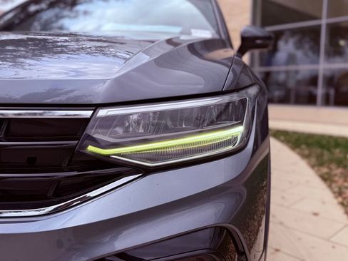 Used 2022 Volkswagen Tiguan SE R-Line image 9