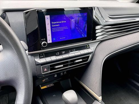 Used 2025 Toyota Camry SE FWD image 8