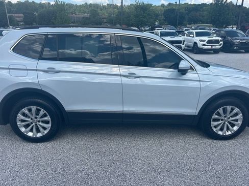 Used 2018 Volkswagen Tiguan SE w/ Panoramic Sunroof Package AWD/4WD image 2