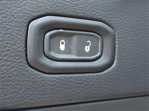 Used 2019 Jeep Wrangler Unlimited Sahara image 22