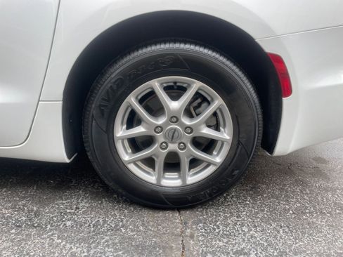 Used 2025 Chrysler Pacifica Select image 32