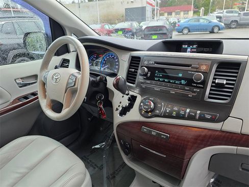 Used 2013 Toyota Sienna XLE image 12