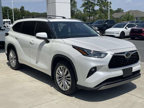Used 2024 Toyota Highlander Platinum FWD image 5