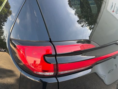 Used 2024 Chrysler Pacifica Touring-L FWD image 16