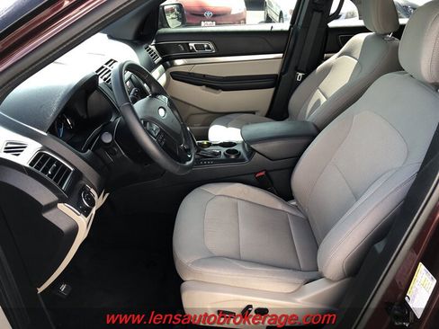 Used 2018 Ford Explorer XLT w/ Equipment Group 201A FWD image 11