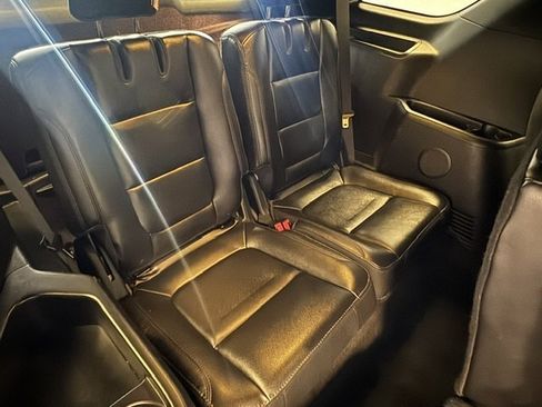 Used 2017 Ford Explorer XLT w/ Equipment Group 202A AWD/4WD image 17