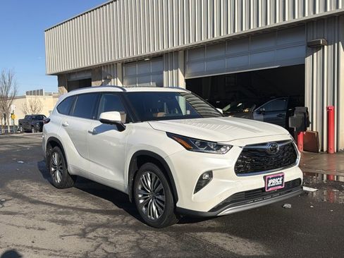 Used 2021 Toyota Highlander Platinum image 3