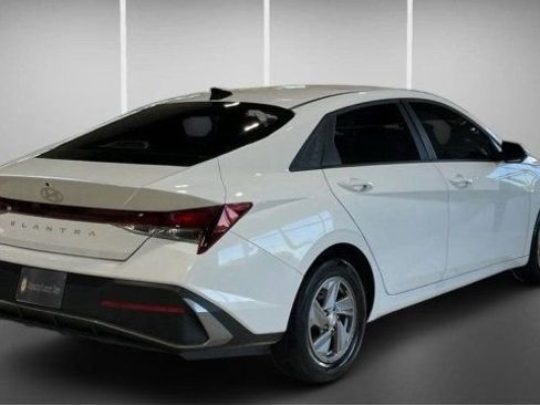 Used 2025 Hyundai Elantra SE image 6
