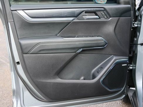 Used 2025 GMC Acadia Elevation image 11