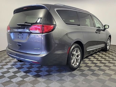 Used 2019 Chrysler Pacifica Limited FWD image 3