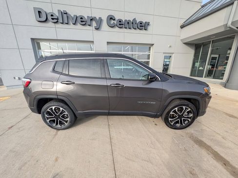 Used 2022 Jeep Compass Limited image 4