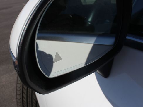 Used 2024 Mercedes-Benz GLC 300 4MATIC image 3