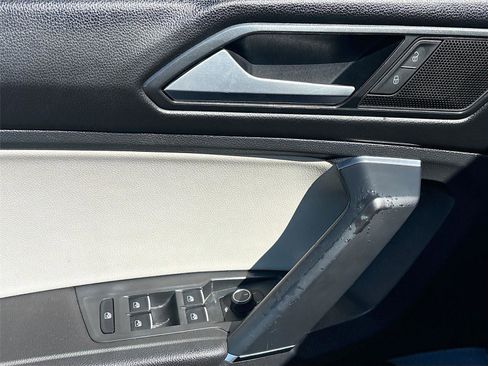Used 2018 Volkswagen Tiguan SE image 18