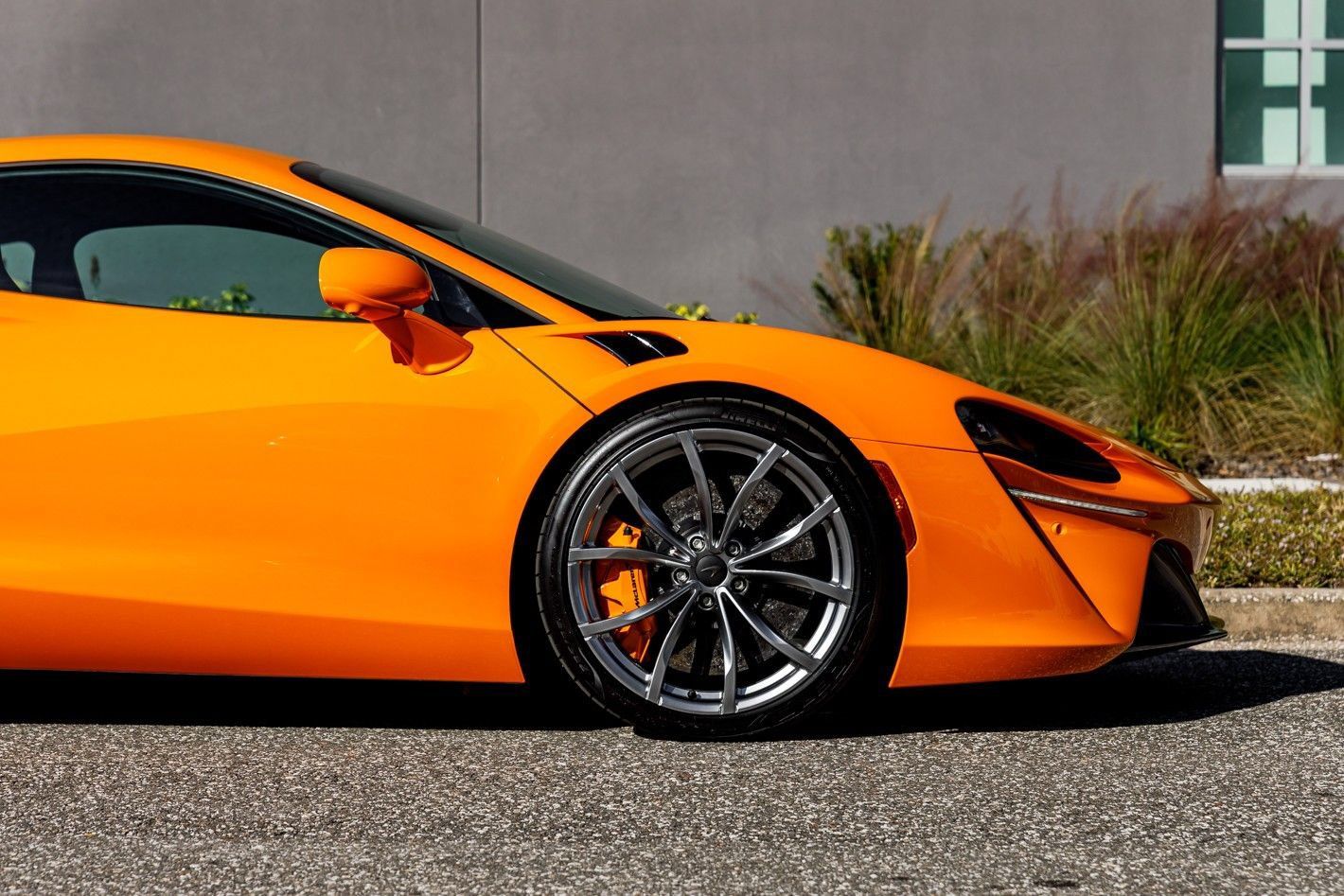 Used 2025 McLaren Artura RWD image 6